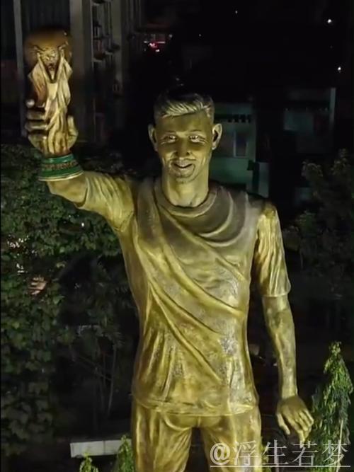 梅西开启印度之旅,加尔各答矗立21米捧杯雕像 梅西开启印度之旅,加尔各答矗立21米捧杯雕像