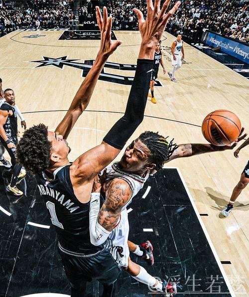 莫兰特转身突破上篮未中，抱头懊恼显无奈